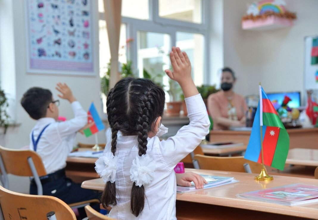 Azerbaycan okullarında velilerden 10-30 manat istendiği bildirildi Azerbaycan'da okul yakınında yürüyen öğrenciler
