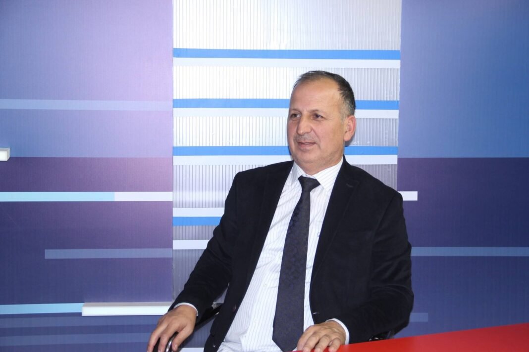 Azerbaycanlı gazeteci Şahin Necef televizyon röportajında