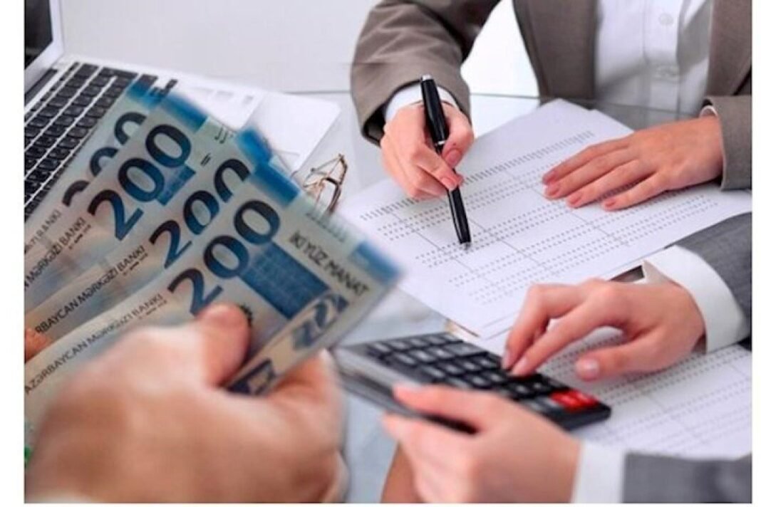 Şehit aileleri için konut finansmanı 2029’a kadar uzatıldı Sosyal program finansmanını simgeleyen belgeler ve Azerbaycan manatı