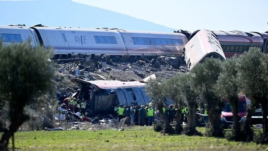 İspanya’da hızlı tren kazası: En az 68 ölü İspanya’daki hızlı tren kazasının ardından hasar gören vagonlar