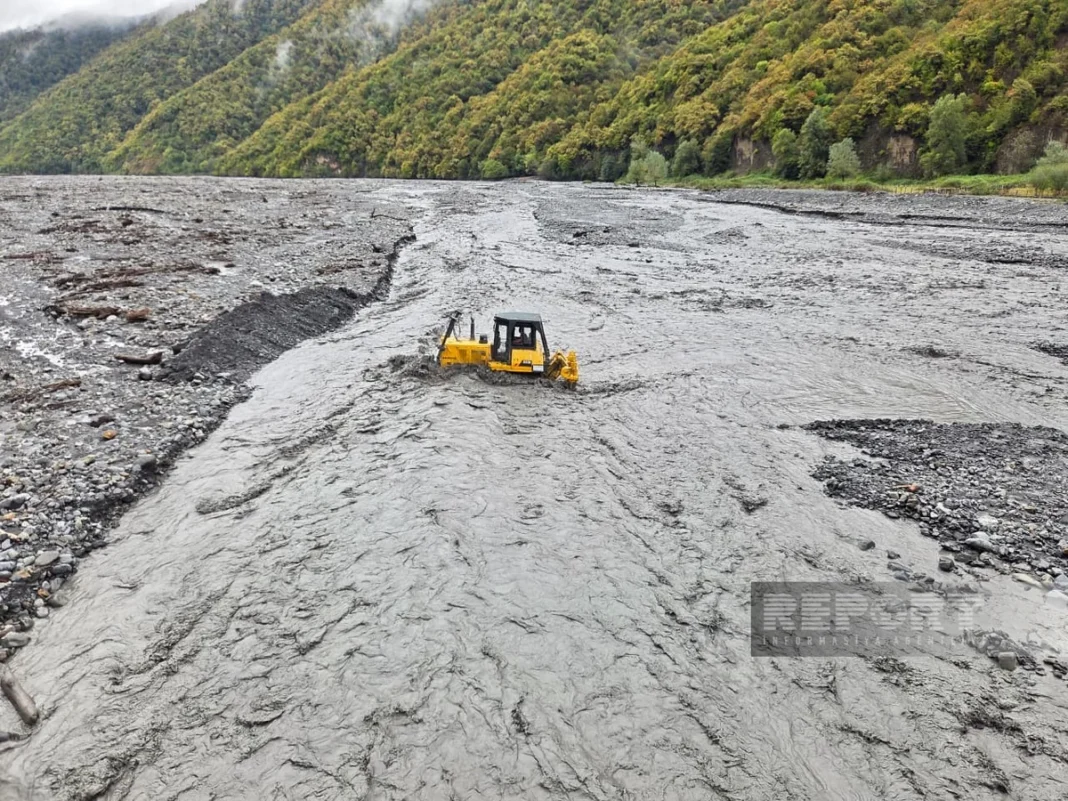 Zagatala’da şiddetli yağış yolun 300 metresini yıktı Zagatala'daki taşkının ardından nehir kıyısını güçlendiren iş makinesi