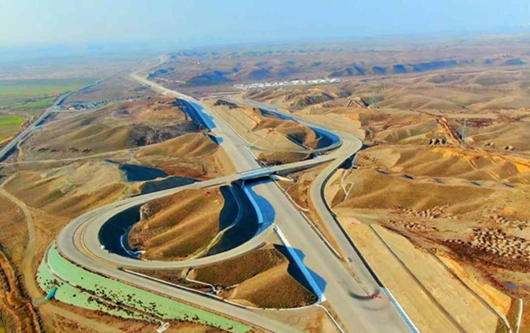 Dağlık bölgede otoyol kavşağı